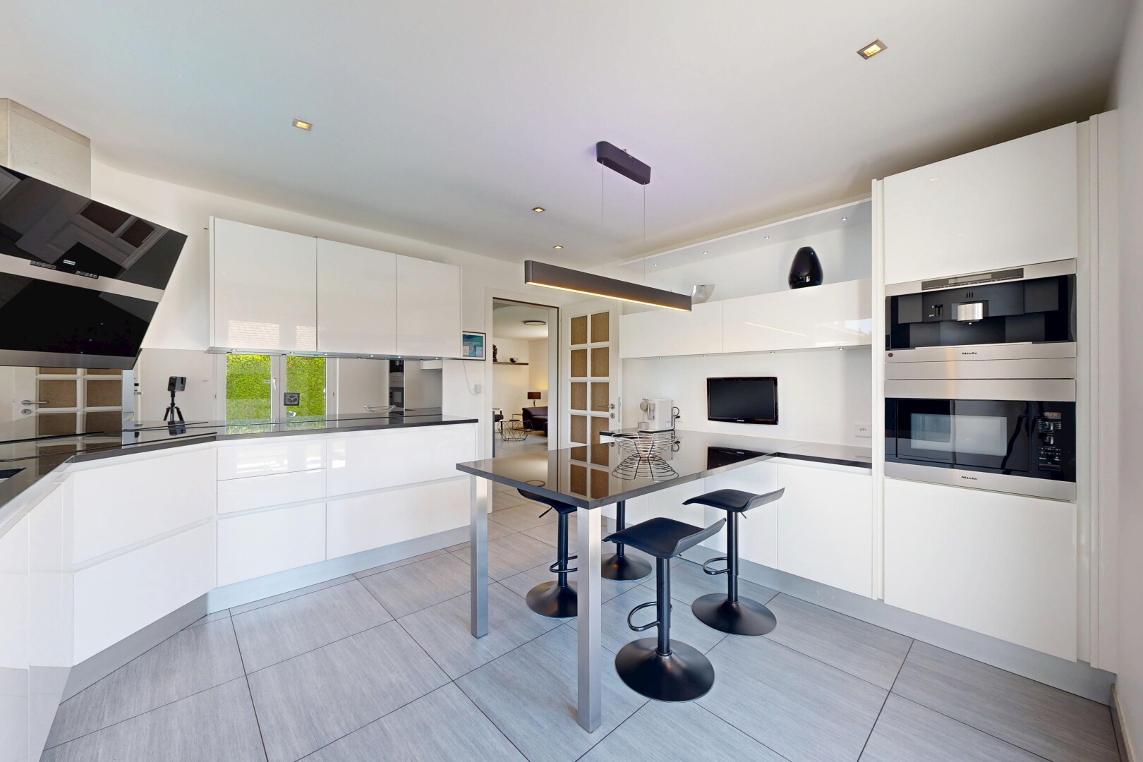 cuisine avec flat panel cabinets, armoires à panneau plat, light floor, white cabinets, et armoires blanches