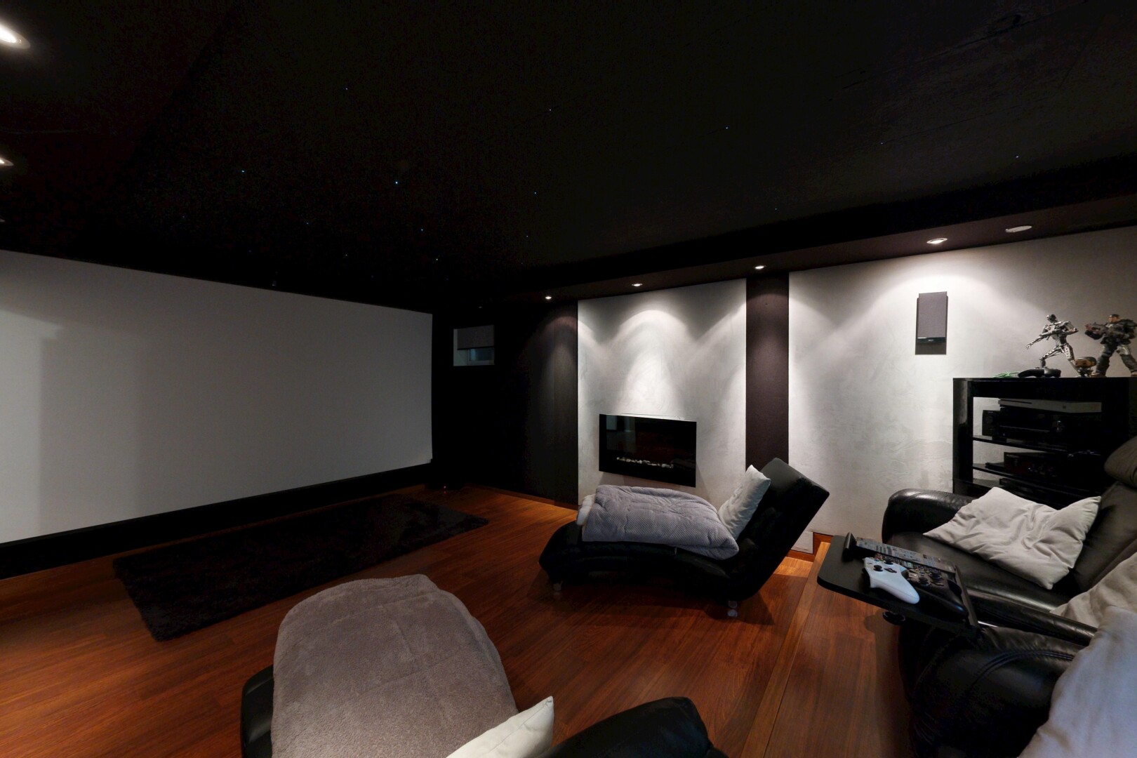 salon avec recessed lighting, éclairage encastré, inside property, wood finish floor, et sol en finition bois