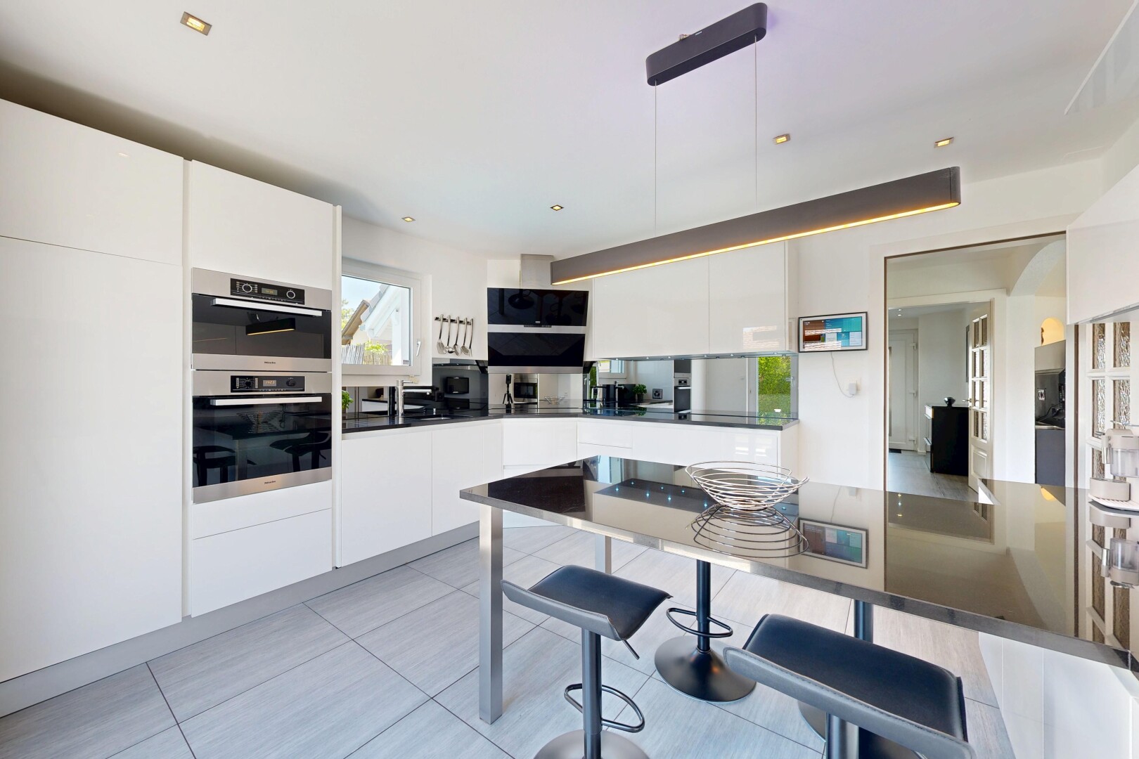 cuisine avec flat panel cabinets, armoires à panneau plat, white cabinets, armoires blanches, et dark countertops