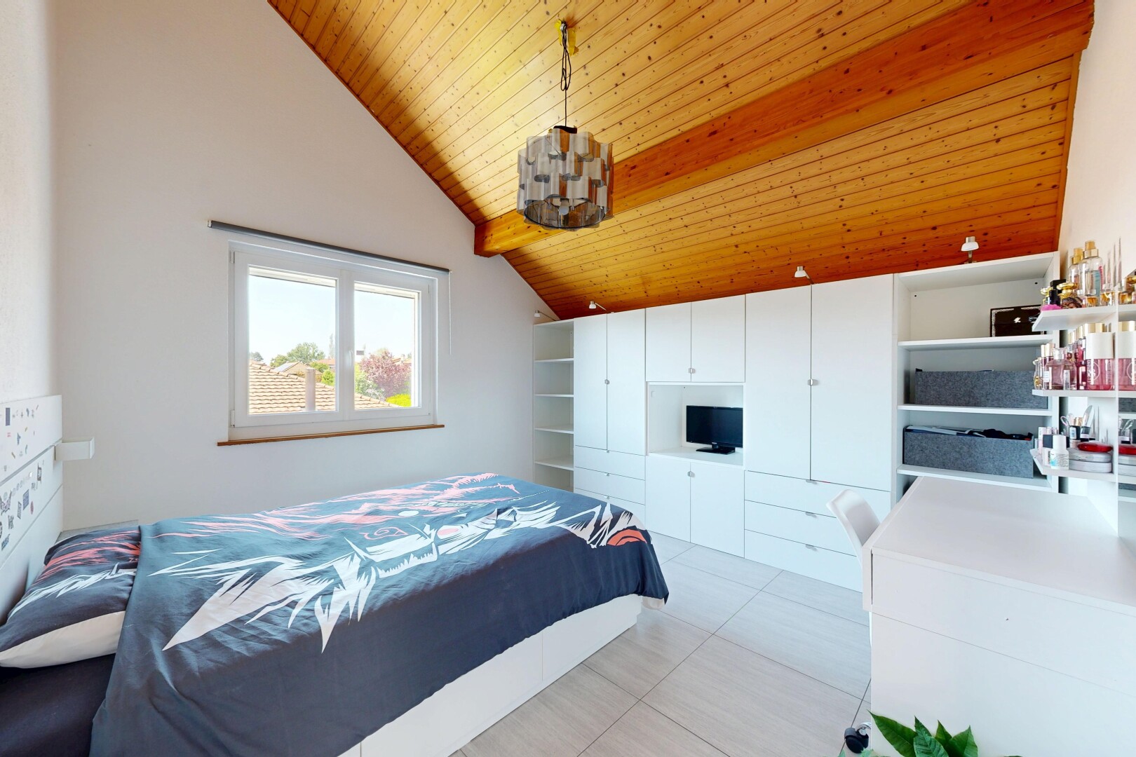 chambre avec inside property, natural light, lumière naturelle, télévision, et light floor