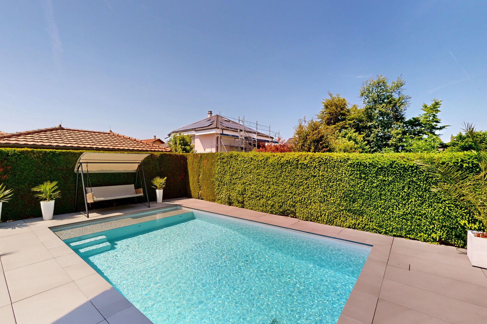 piscine avec from property, clôture, piscine, day time, et terrasse