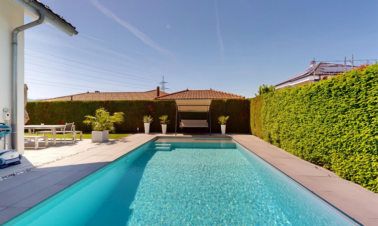 piscine avec from property, clôture, power lines view, piscine, et day time