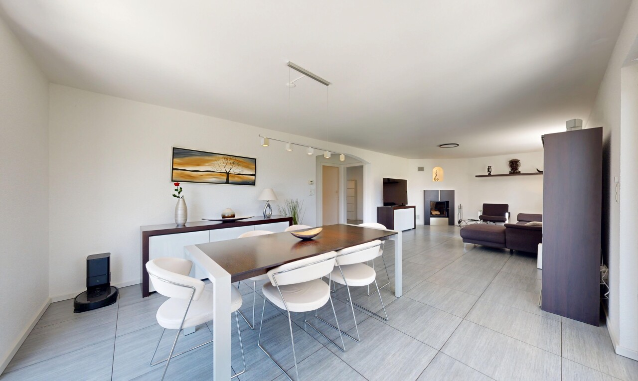 salon / salle à manger avec light floor, inside property, cloison sèche, drywall, et éclairage sur rail