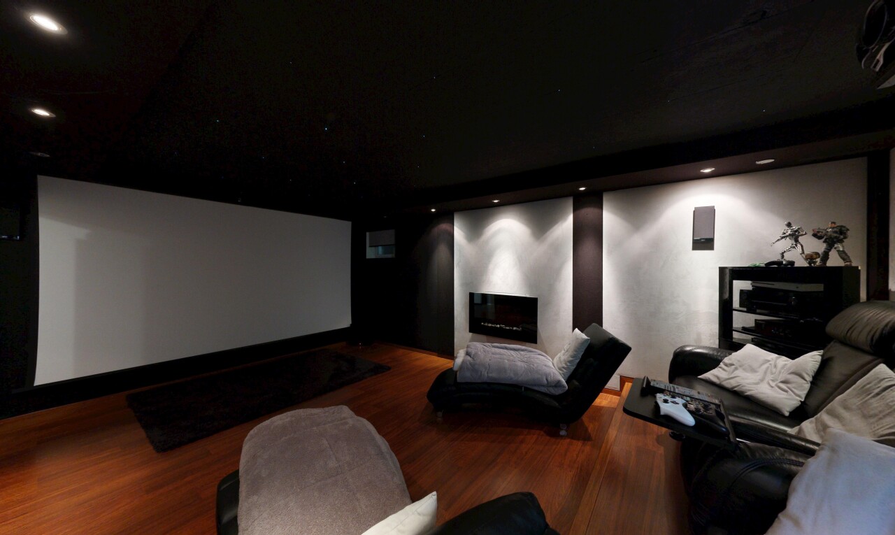 salon avec recessed lighting, éclairage encastré, inside property, wood finish floor, et sol en finition bois
