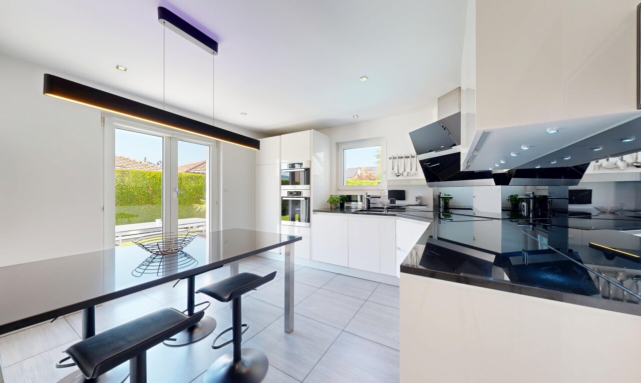 cuisine avec dark countertops, plans de travail, drywall, cloison sèche, et inside property