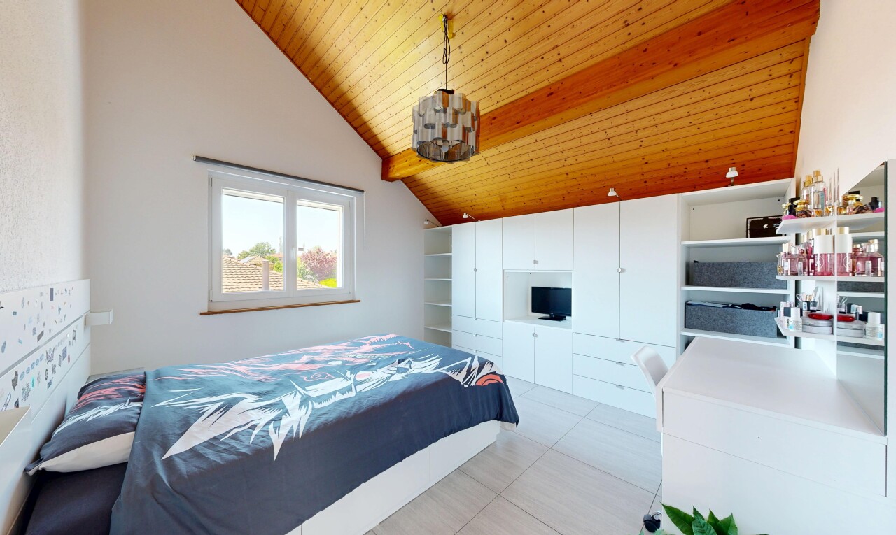 chambre avec inside property, natural light, lumière naturelle, télévision, et light floor
