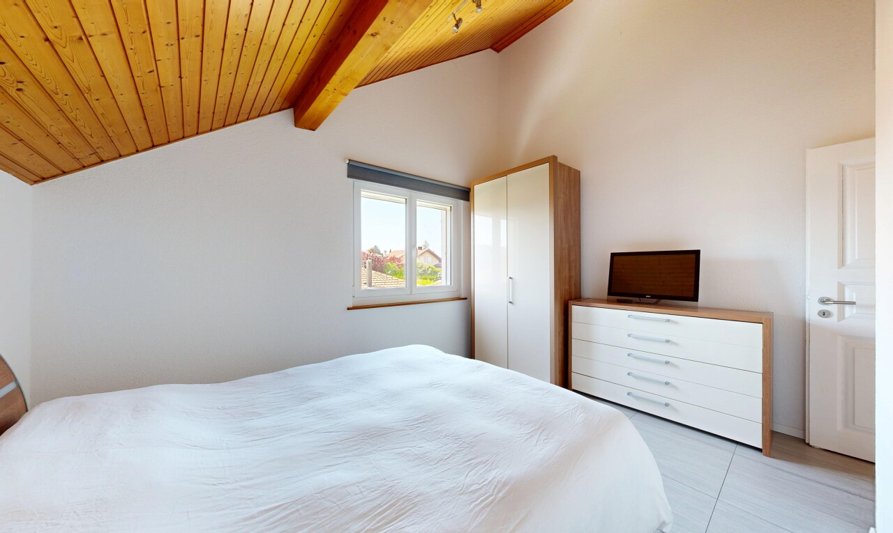 chambre avec wood ceiling, plafond en bois, vaulted ceiling, plafond voûté, et natural light