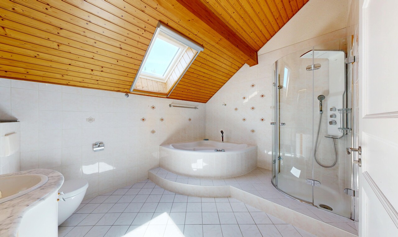 salle de bains avec douche, bain, inside property, salle de bain complète, et wood ceiling