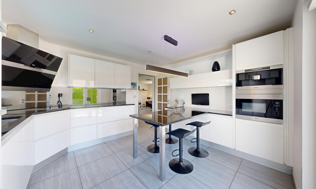 cuisine avec flat panel cabinets, armoires à panneau plat, light floor, white cabinets, et armoires blanches