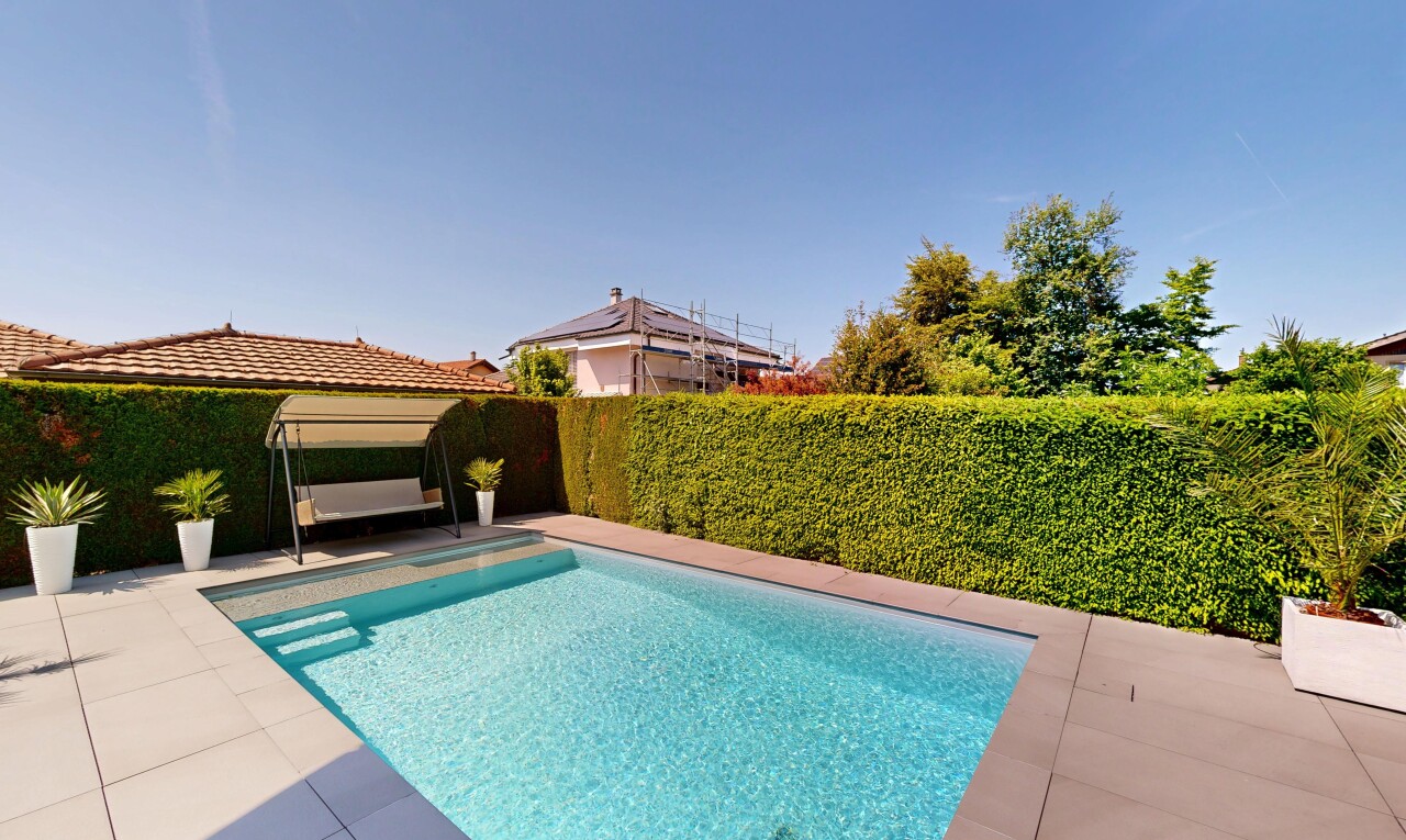 piscine avec from property, clôture, piscine, day time, et terrasse