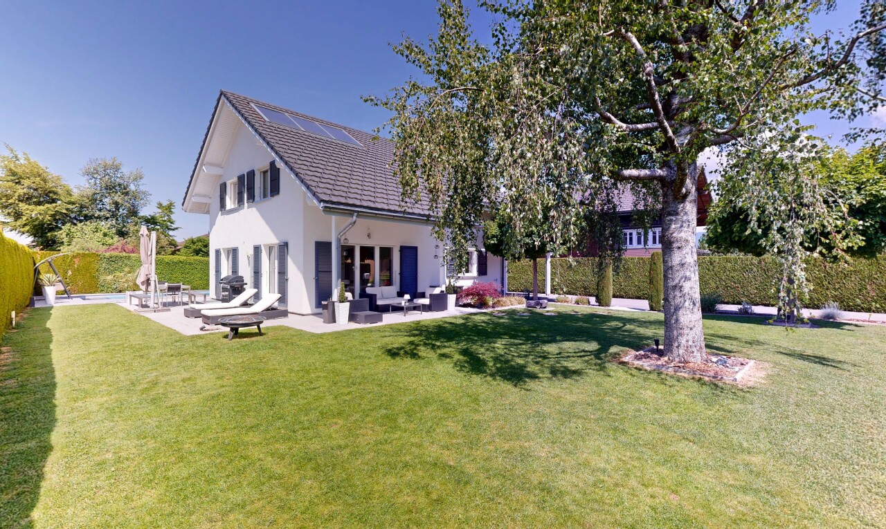 façade avec day time, pelouse, terrasse, property visible, et bardage en stuc