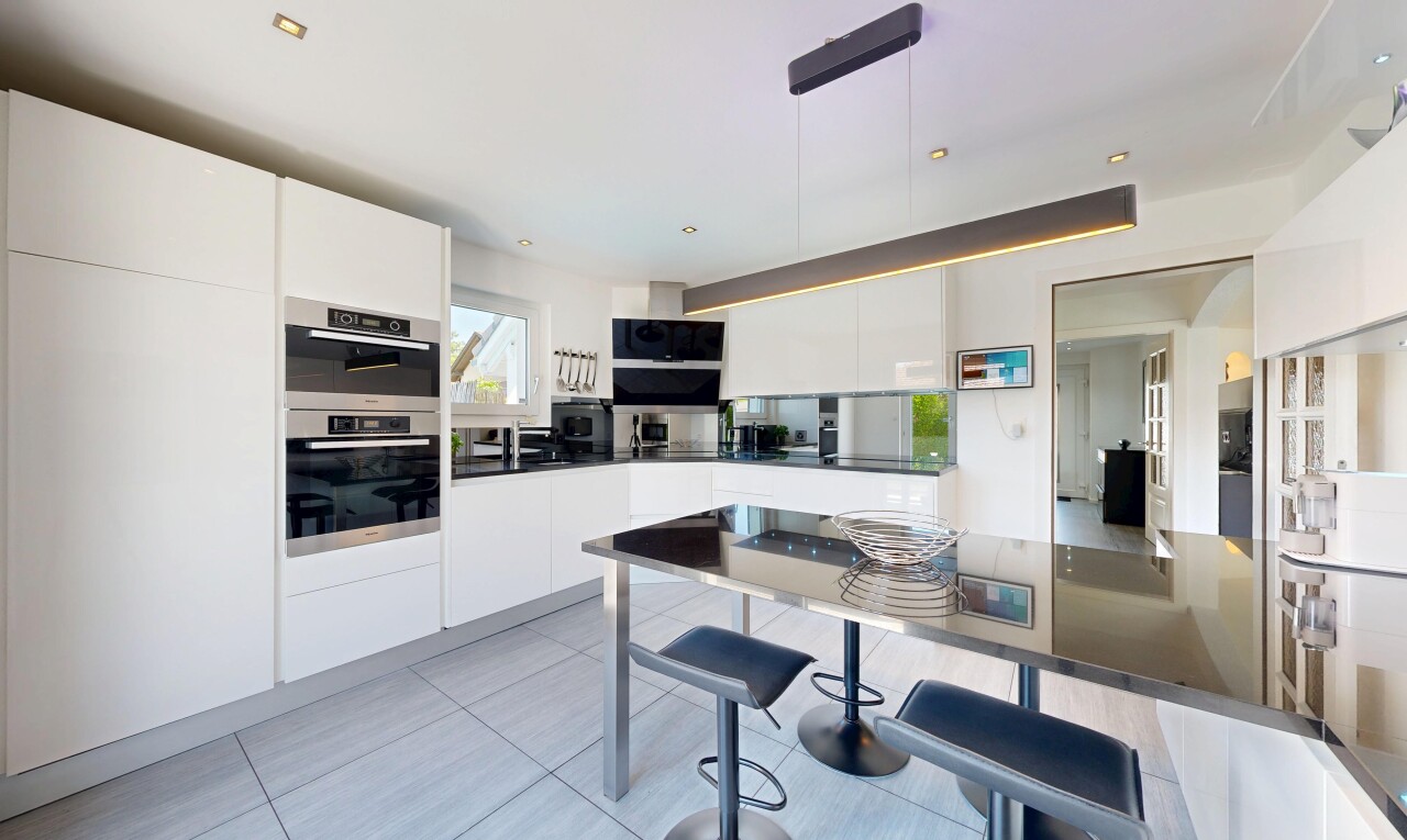 cuisine avec flat panel cabinets, armoires à panneau plat, white cabinets, armoires blanches, et dark countertops