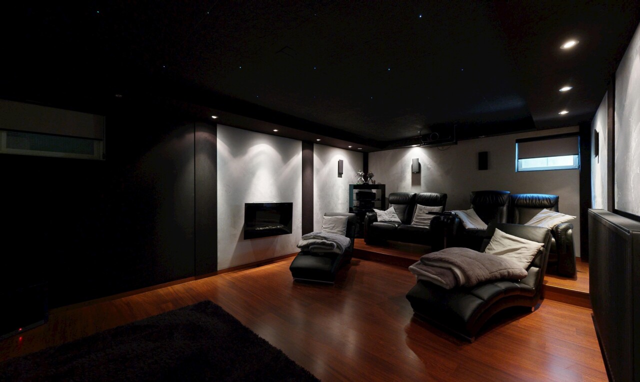 salon avec inside property, recessed lighting, éclairage encastré, wood finish floor, et sol en finition bois
