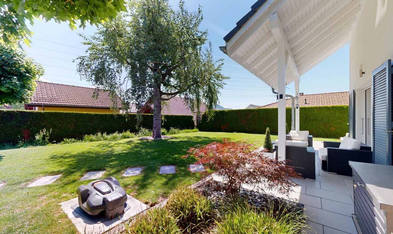 jardin avec espace de vie extérieur, pelouse, clôture, from property, et day time