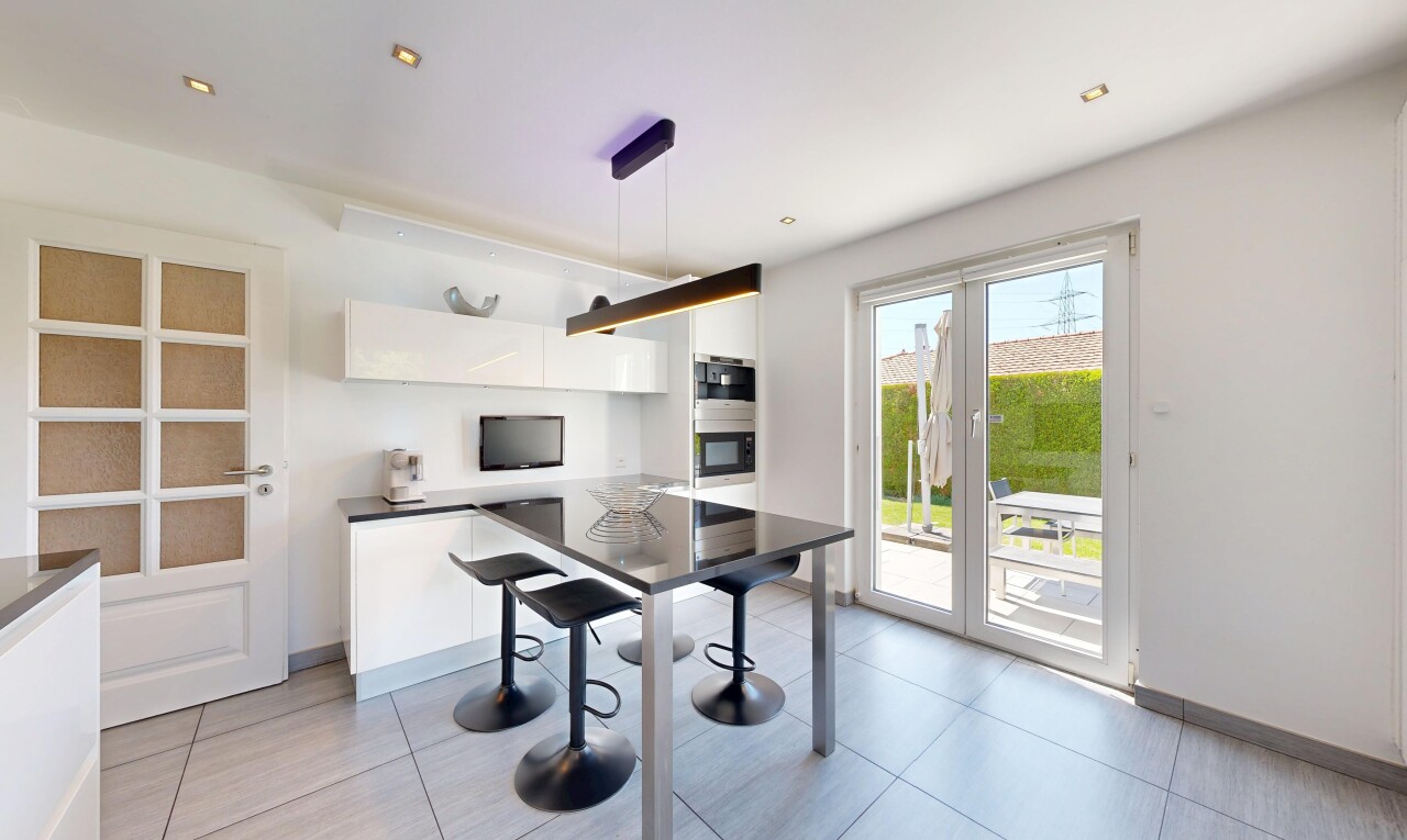cuisine avec white cabinets, armoires blanches, drywall, cloison sèche, et dark countertops