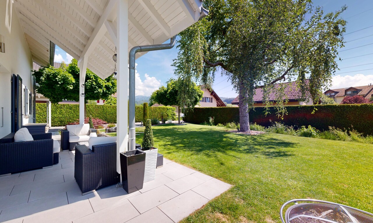terrasse avec espace de vie extérieur, pelouse, day time, terrasse, et from property