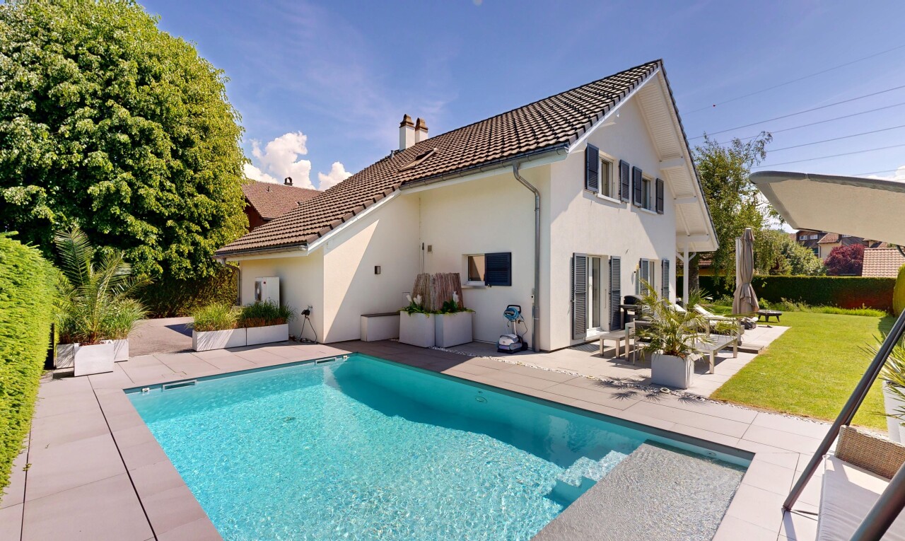 piscine avec terrasse, piscine, day time, property visible, et pelouse