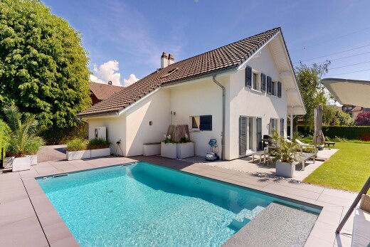 piscine avec terrasse, piscine, day time, property visible, et pelouse
