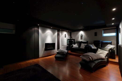 salon avec inside property, recessed lighting, éclairage encastré, wood finish floor, et sol en finition bois