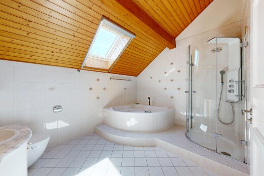 salle de bains avec douche, bain, inside property, salle de bain complète, et wood ceiling