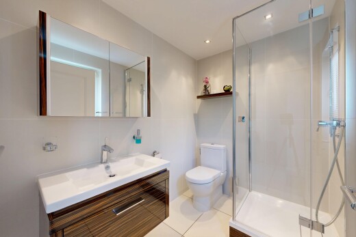 salle de bains avec douche, salle de bain complète, lavabo (ou coiffeuse selon le contexte), toilette, et inside property