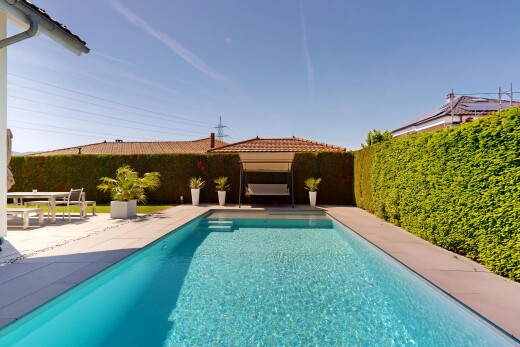 piscine avec from property, clôture, power lines view, piscine, et day time