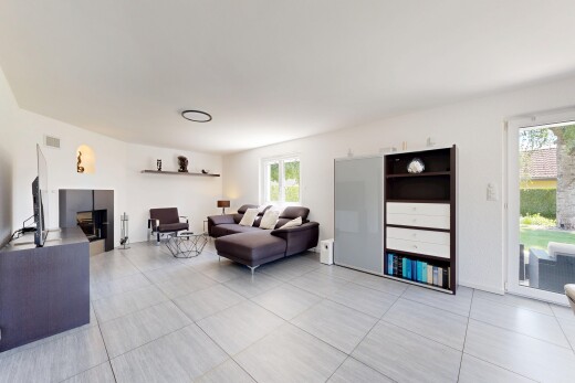 salon avec inside property, cheminée, light floor, natural light, et lumière naturelle