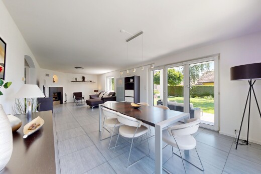 salon / salle à manger avec inside property, drywall, cloison sèche, natural light, et lumière naturelle