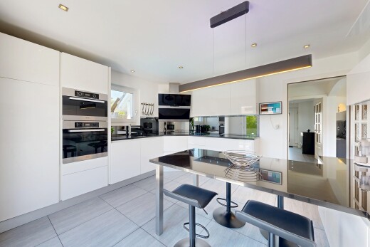 cuisine avec flat panel cabinets, armoires à panneau plat, white cabinets, armoires blanches, et dark countertops