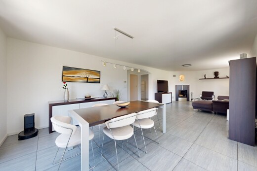 salon / salle à manger avec light floor, inside property, cloison sèche, drywall, et éclairage sur rail