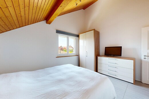 chambre avec wood ceiling, plafond en bois, vaulted ceiling, plafond voûté, et natural light