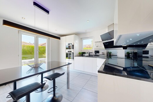 cuisine avec dark countertops, plans de travail, drywall, cloison sèche, et inside property