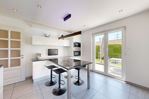 cuisine avec white cabinets, armoires blanches, drywall, cloison sèche, et dark countertops