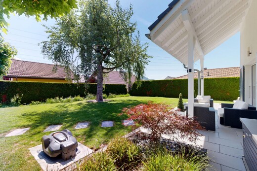 jardin avec espace de vie extérieur, pelouse, clôture, from property, et day time