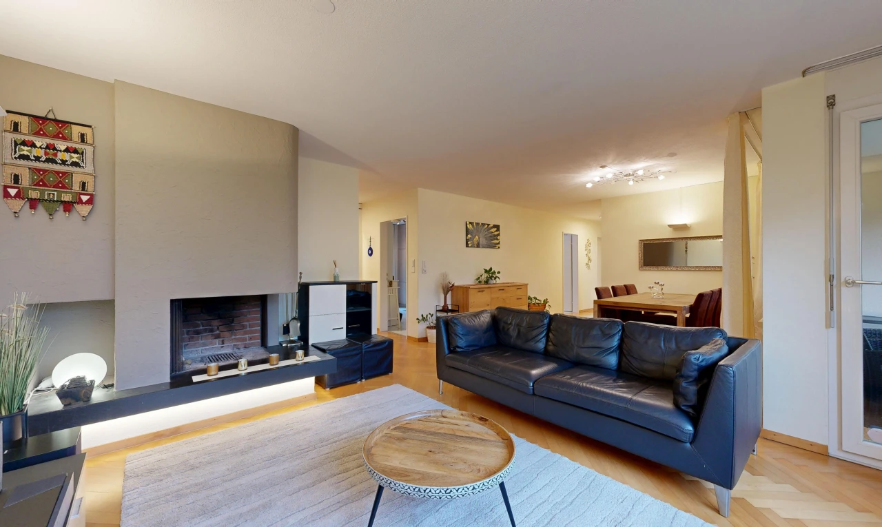 wohnzimmer mit drywall, gipskartonwand, kamin, wood finish floor, und holzfußboden