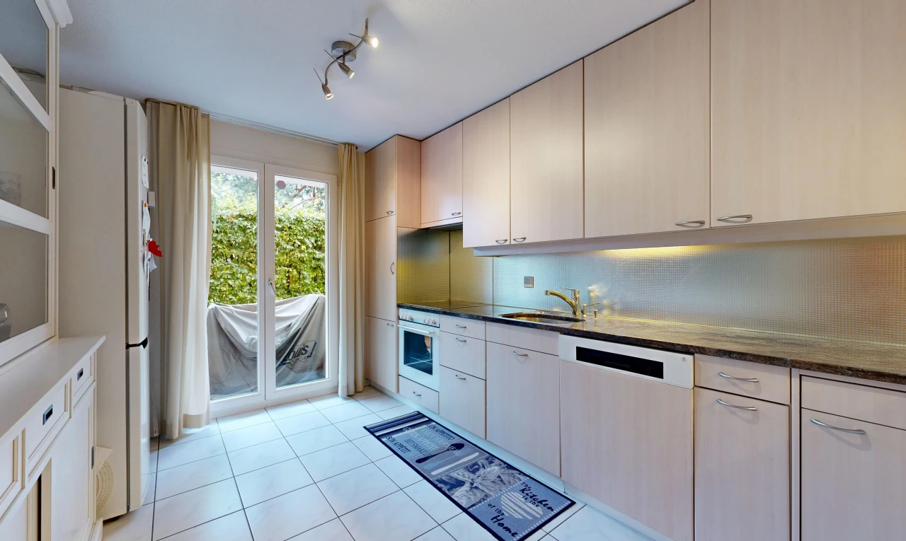küche mit kühlschrank, light floor, geschirrspülmaschine, dark countertops, und deckenbeleuchtung