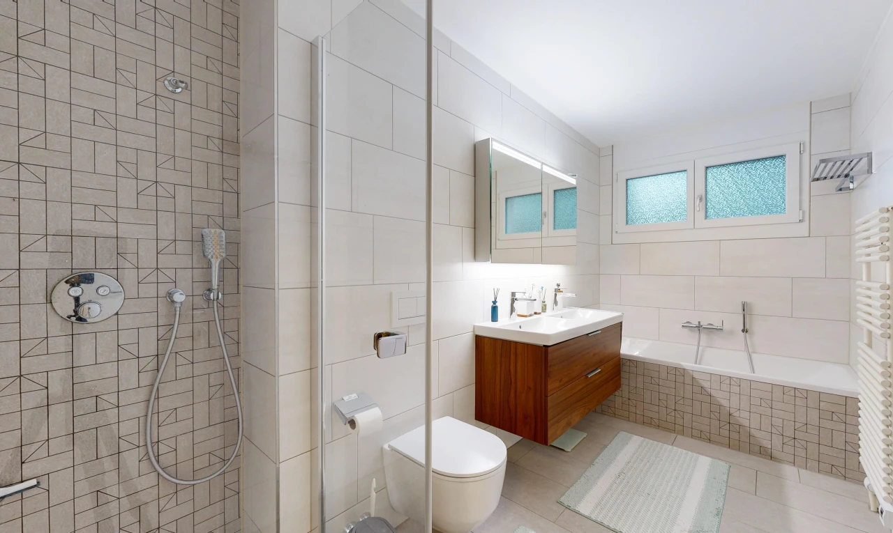 bad mit komplettes badezimmer, fliesenwand, tile wall, spiegel, und schminktisch