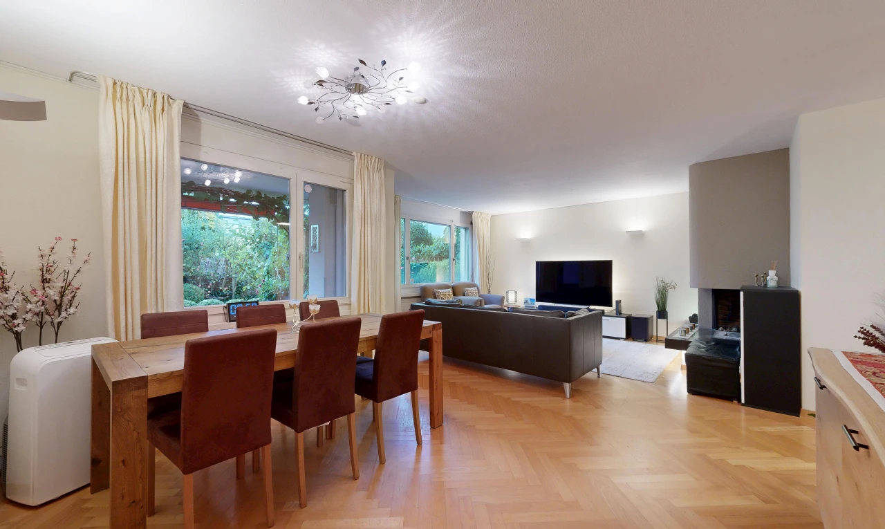 wohn- / esszimmer mit drywall, gipskartonwand, wood finish floor, holzfußboden, und fernseher