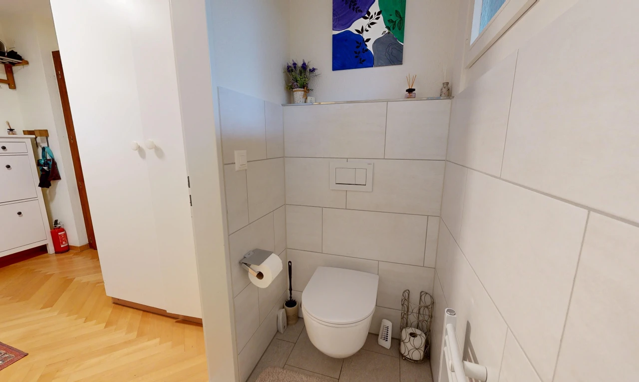 bad mit light floor, inside property, drywall, gipskartonwand, und tile wall