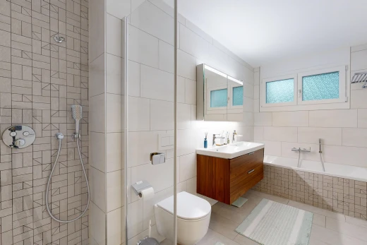bad mit komplettes badezimmer, fliesenwand, tile wall, spiegel, und schminktisch