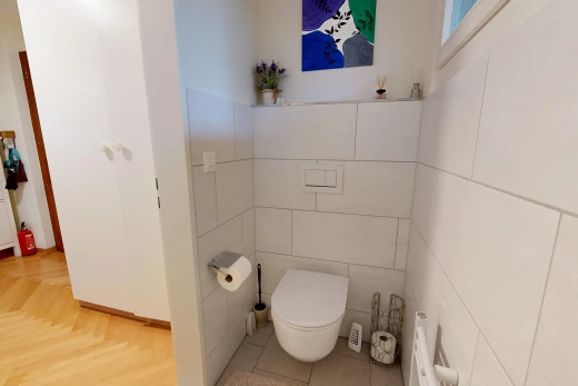 bad mit light floor, inside property, drywall, gipskartonwand, und tile wall