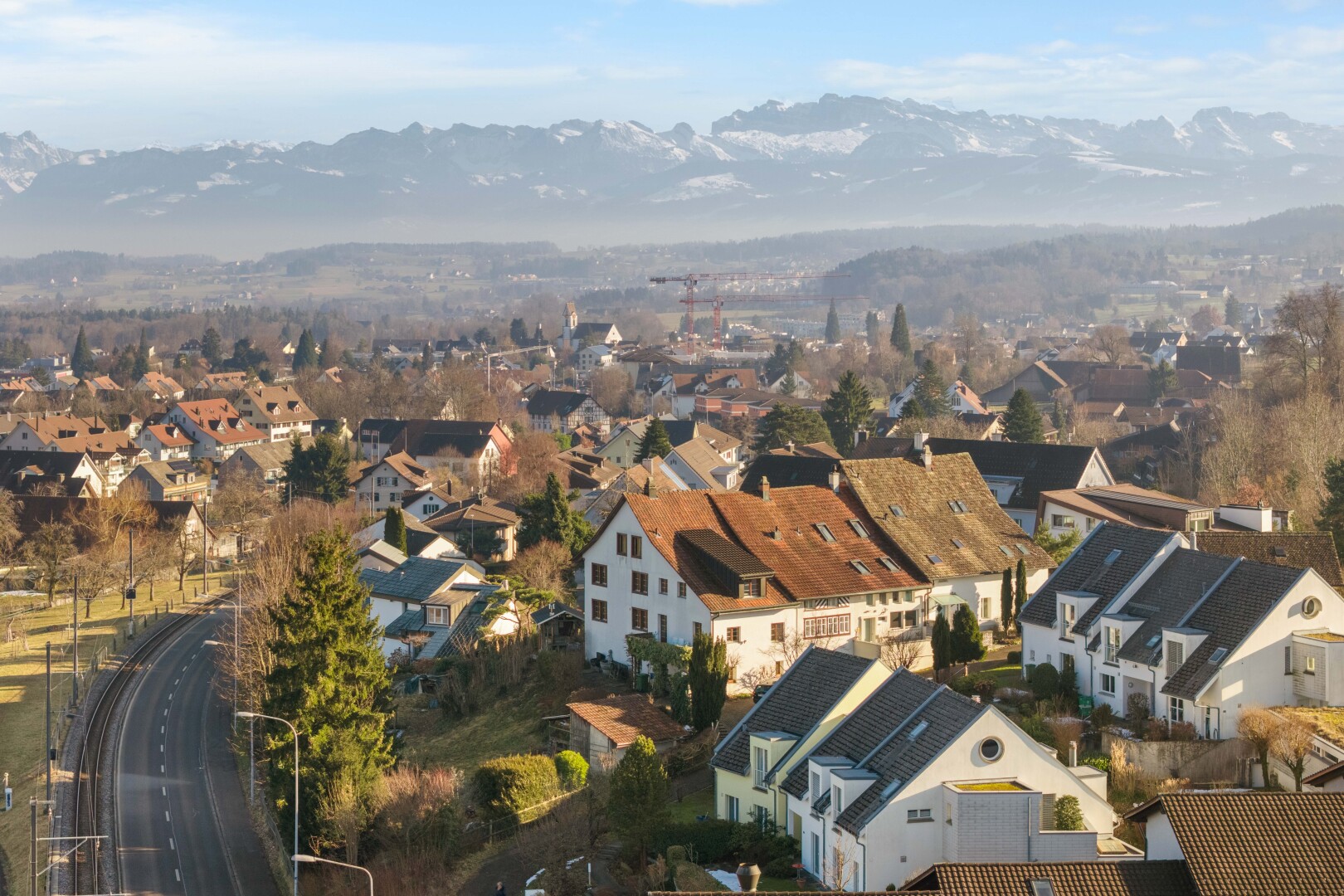 vue sur la montagne avec day time, vue résidentielle, et residential view