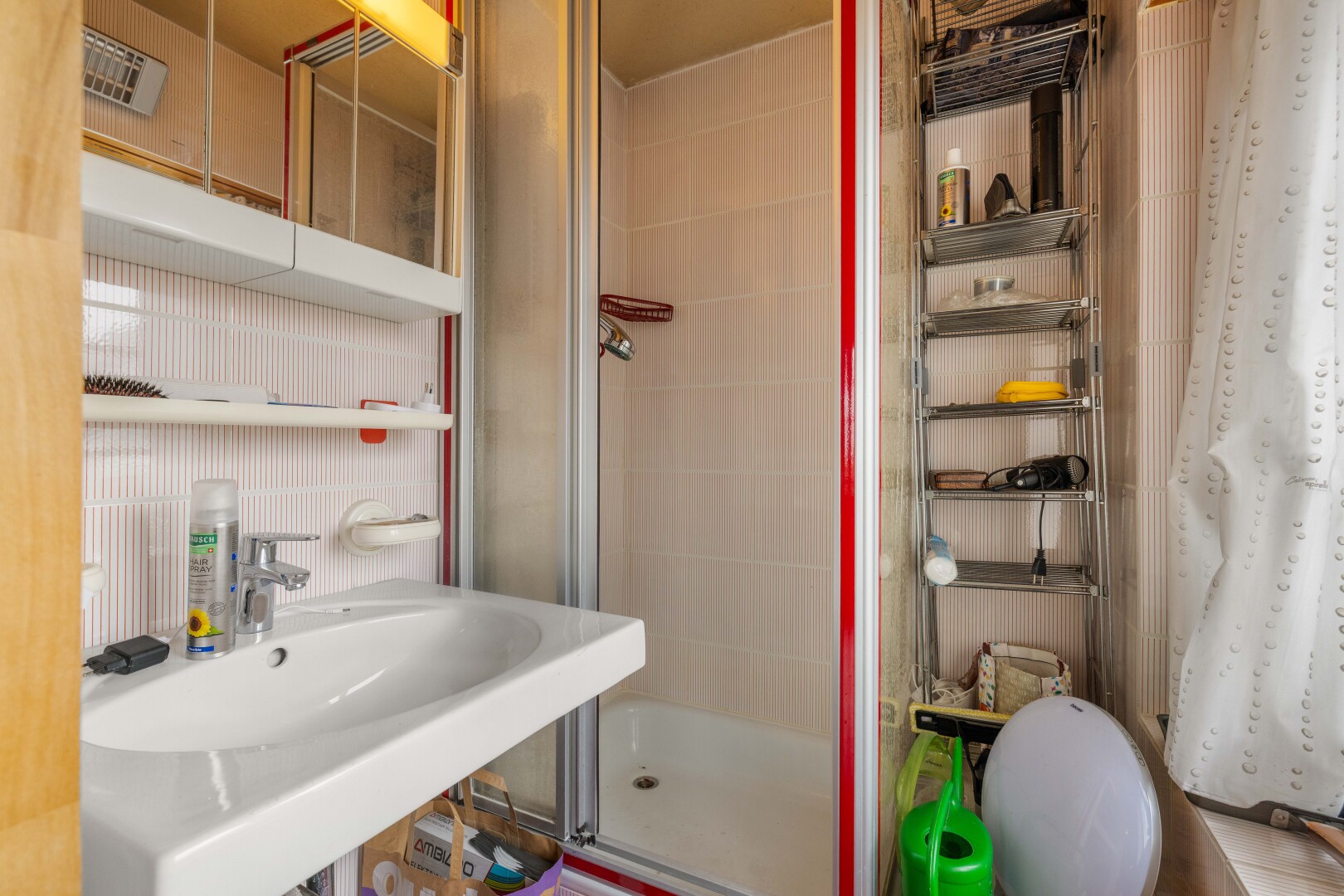 salle de bains avec salle de bain complète, douche, inside property, miroir, et ventilation