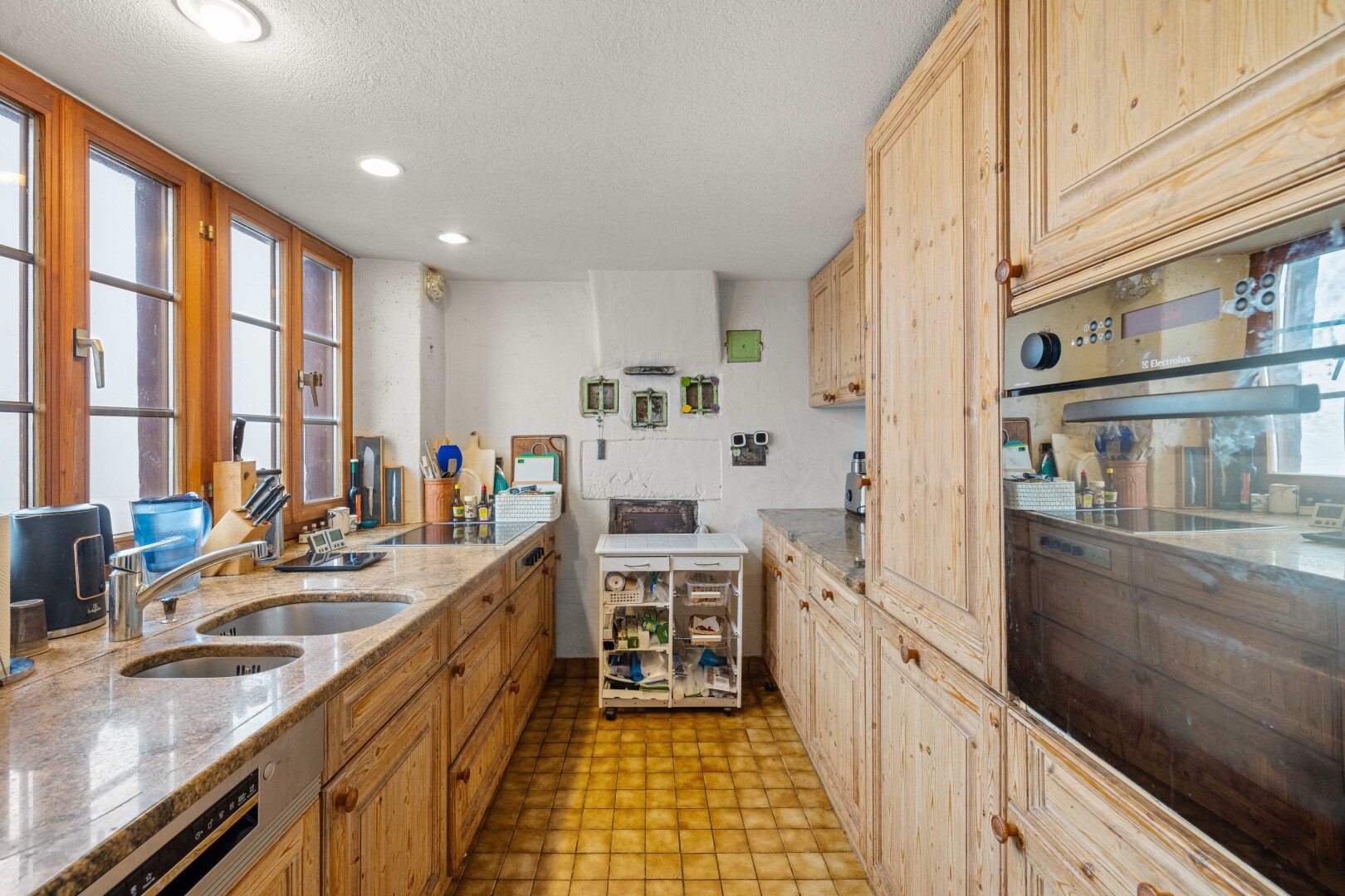 cuisine avec four, natural light, lumière naturelle, raised cabinets, et armoires élevées