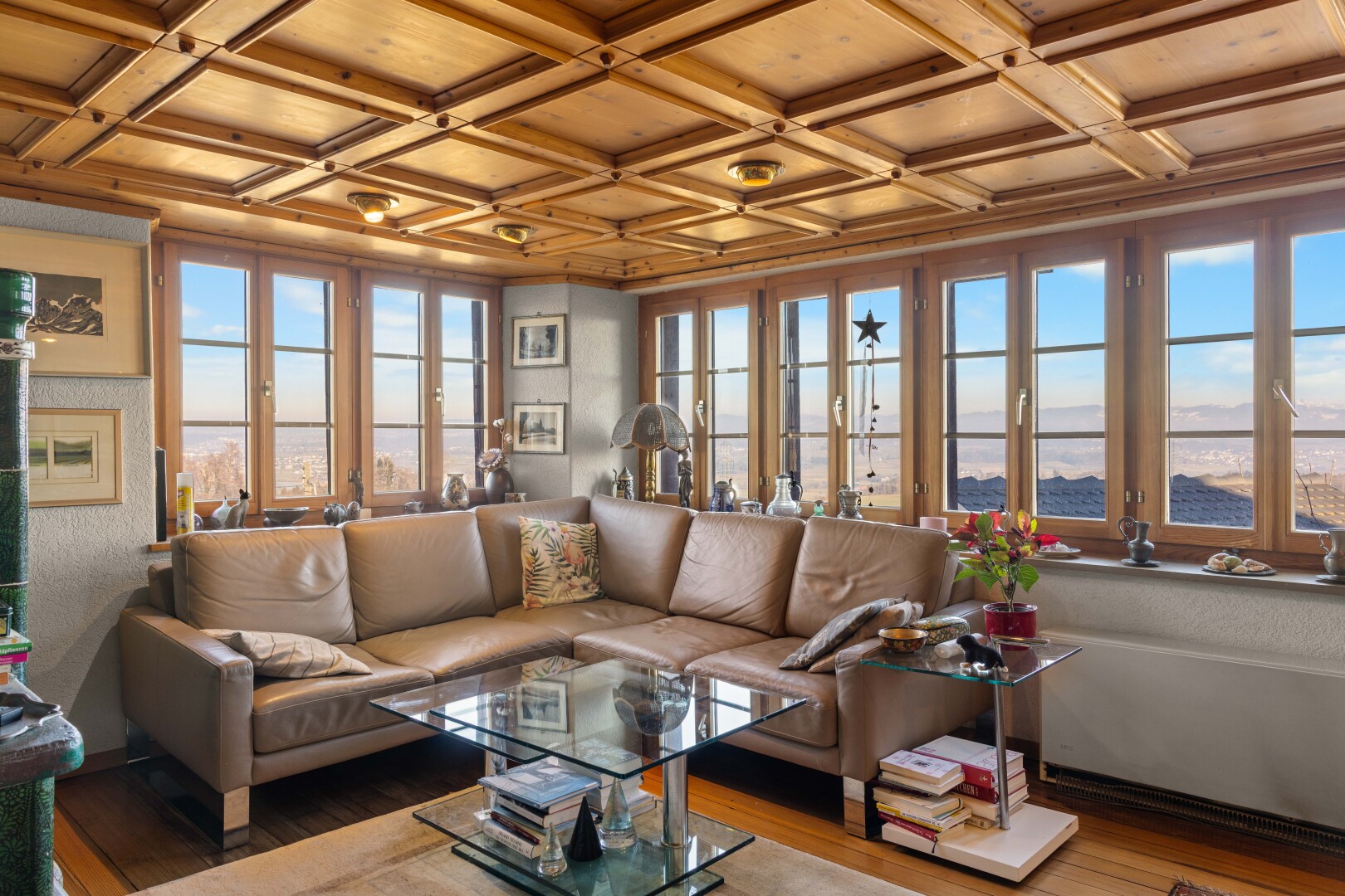 salon avec coffered ceiling, plafond à caissons, wood finish floor, sol en finition bois, et inside property