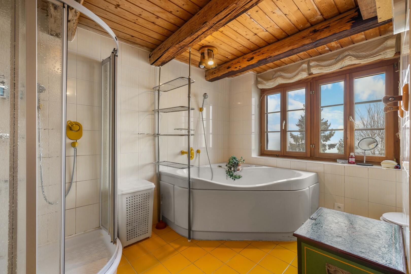 salle de bains avec douche, bain, mur en carrelage, tile wall, et salle de bain complète