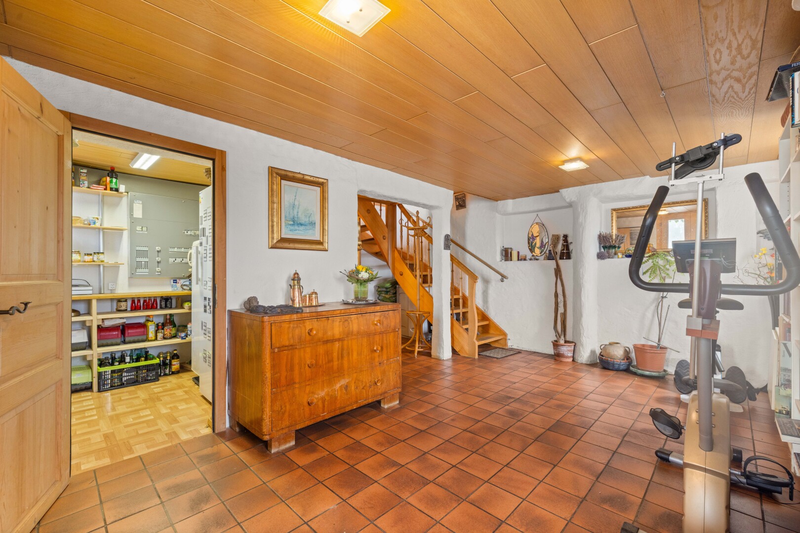 gym avec wood ceiling, plafond en bois, inside property, drywall, et cloison sèche