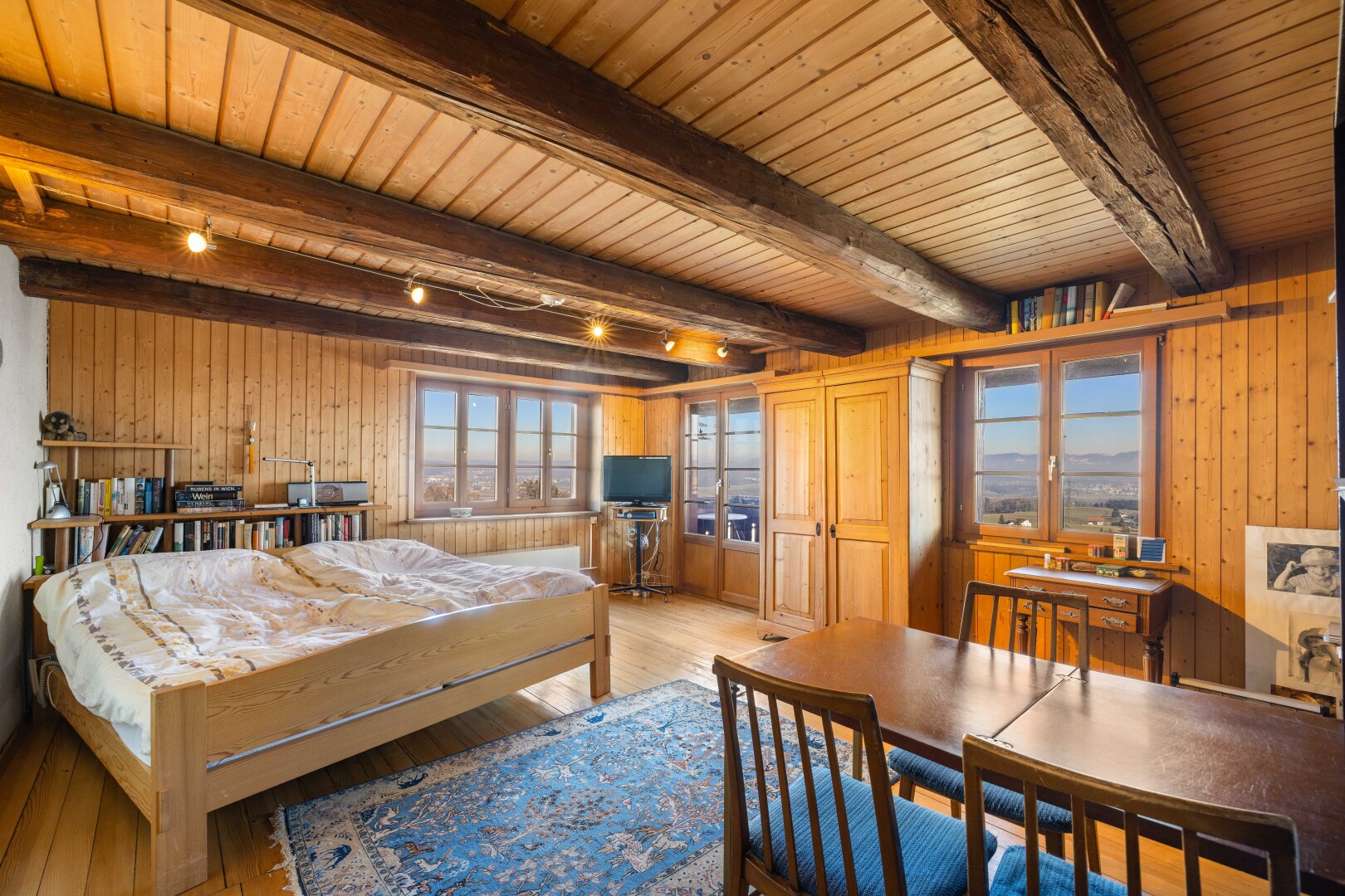 chambre avec mur en bois, wood wall, lumière naturelle, natural light, et sol en finition bois