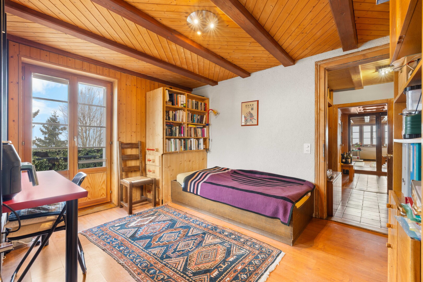 chambre avec lumière naturelle, natural light, inside property, plafond en bois, et wood ceiling