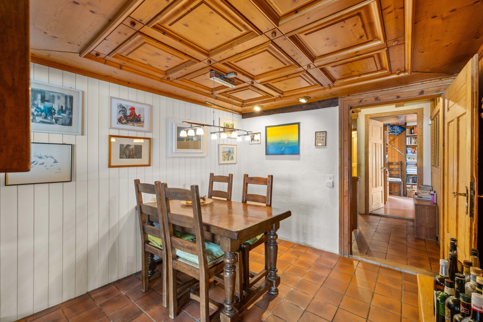 salle à manger avec coffered ceiling, plafond à caissons, inside property, wood wall, et mur en bois